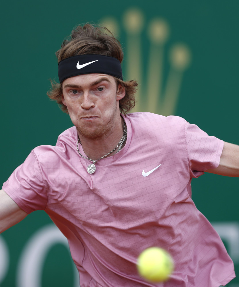 充满嘲讽地 充满嘲讽地